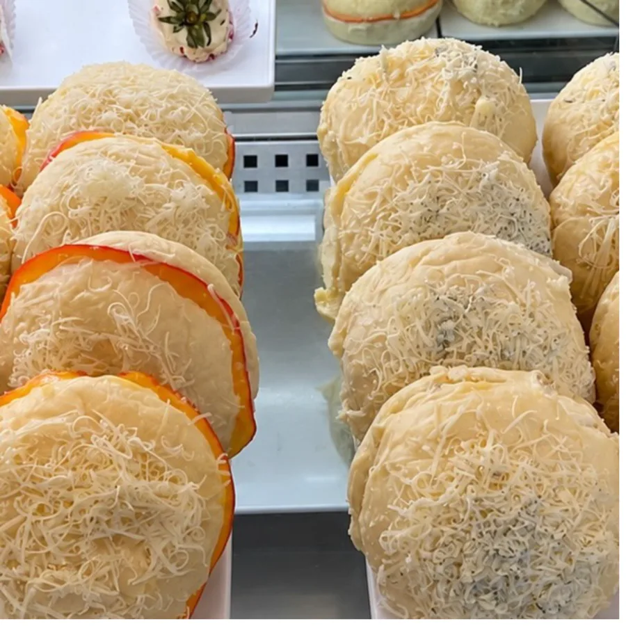 Vitrine de cafeteria com pãezinhos delícia Madame Jam